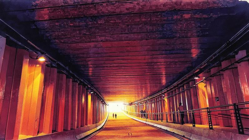 Interior do túnel Paulo Autran, que conecta a avenida Washington Luís ao aeroporto de Congonhas, com sinalização indicando interdição para obras neste fim de semana (Foto: Reprodução)