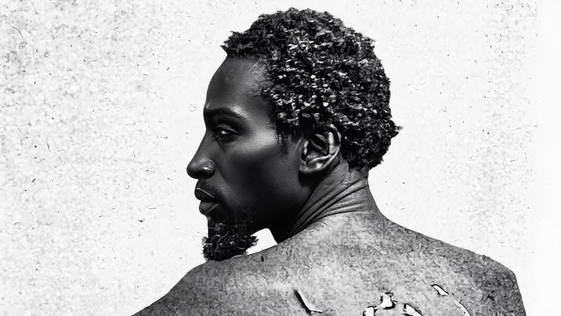 Homem com as costas expostas, mostrando marcas de escoriações, em uma fotografia histórica (Foto: Reprodução)