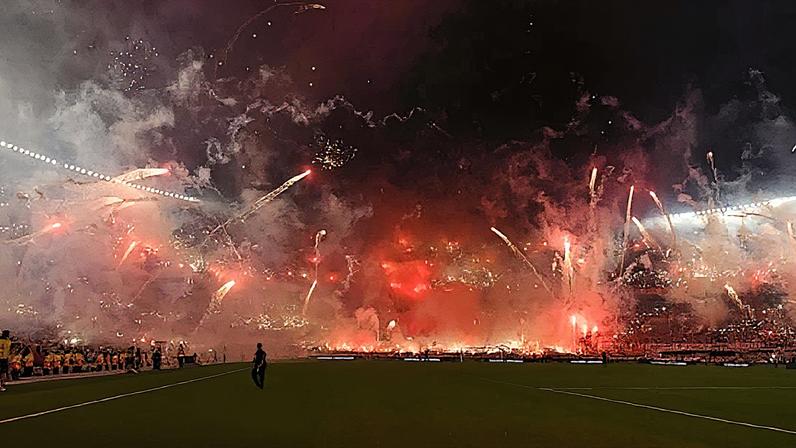 Torcida do River Plate se reúne no Monumental de Núñez antes da partida contra o Atlético-MG pela Libertadores (Foto: Reprodução)