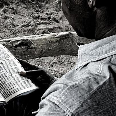 Cristão é agredido e tem perna quebrada por terroristas no Quênia após não negar Jesus