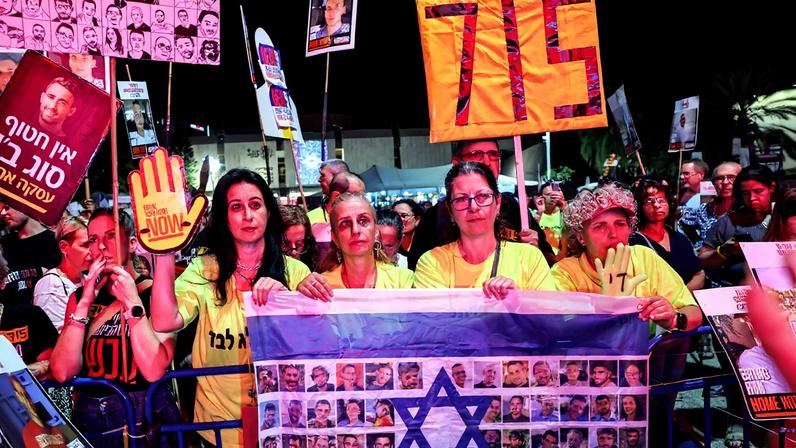 Manifestantes se reúnem durante protesto antigovernamental em apoio às famílias dos reféns israelenses na Faixa de Gaza (Foto: Reprodução)