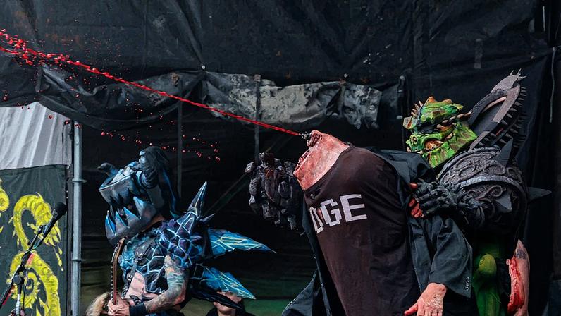 Vocalista da banda GWAR fala sobre a polêmica em torno da encenação de decapitação de um boneco de Elon Musk durante o Riot Fest, em meio a uma crise da Primeira Emenda (Foto: Reprodução)