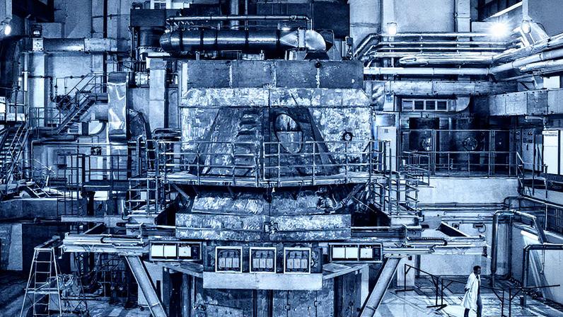 Cientista caminha ao lado de equipamento para experimentos nucleares que armazena urânio enriquecido em Kharkiv (Foto: Reprodução)