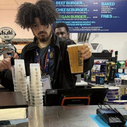 Manchester City demite funcionário por usar uniforme do rival Manchester United