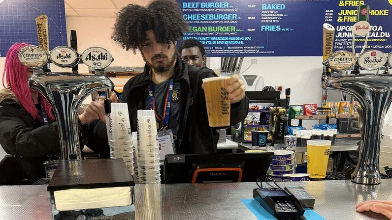 Funcionário do Manchester City usa camisa do Manchester United (Foto: Reprodução)