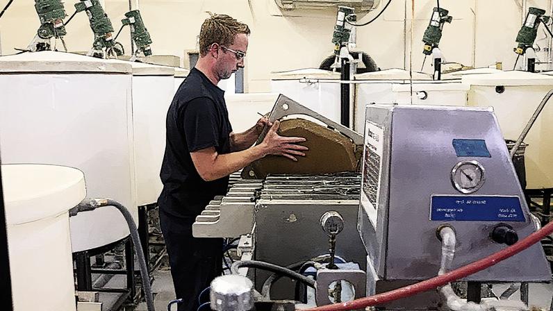 Trabalhador da Lithium Americas processa lítio em laboratório de P&D em Reno, Nevada (Foto: Reprodução)