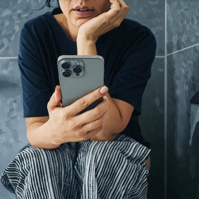 Sete riscos à saúde que provam por que usar celular no banheiro é perigoso