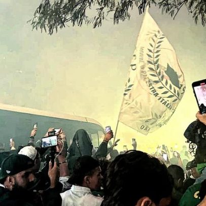 Torcida do Palmeiras cria corredor verde para time antes de jogo contra River