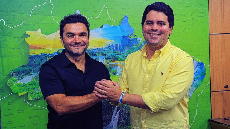 Ministros do Turismo e do Esporte posam para foto (Foto: Reprodução)