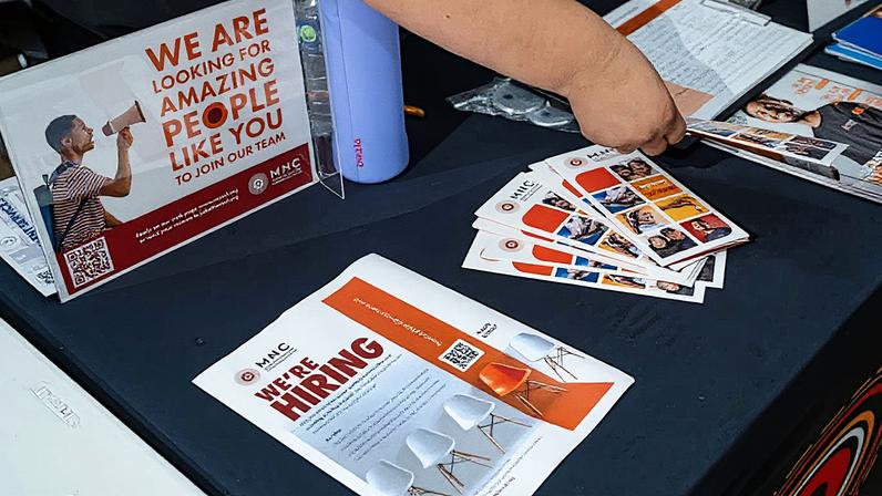 Candidatos a emprego durante uma feira de carreiras na Hospitality House em San Francisco (Foto: Reprodução)