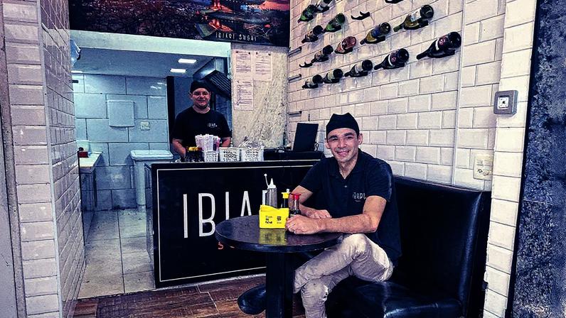 Dono do Ibiapi, Bruno Oliveira divide o trabalho de sushiman com seu amigo Xavier Souza (Foto: Reprodução)