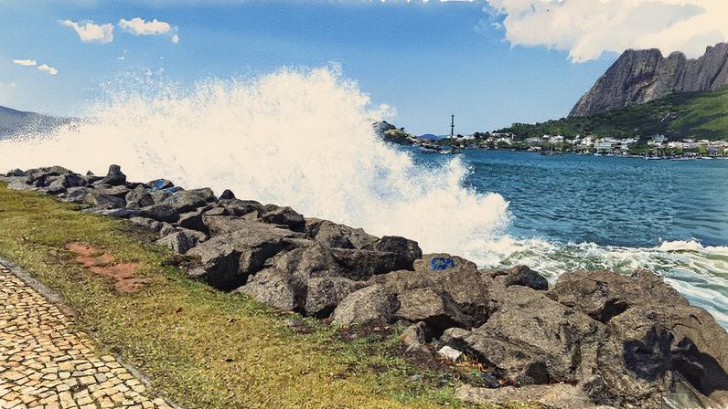 Ressaca na Praia do Flamengo, Zona Sul, nessa segunda-feira (Foto: Reprodução)