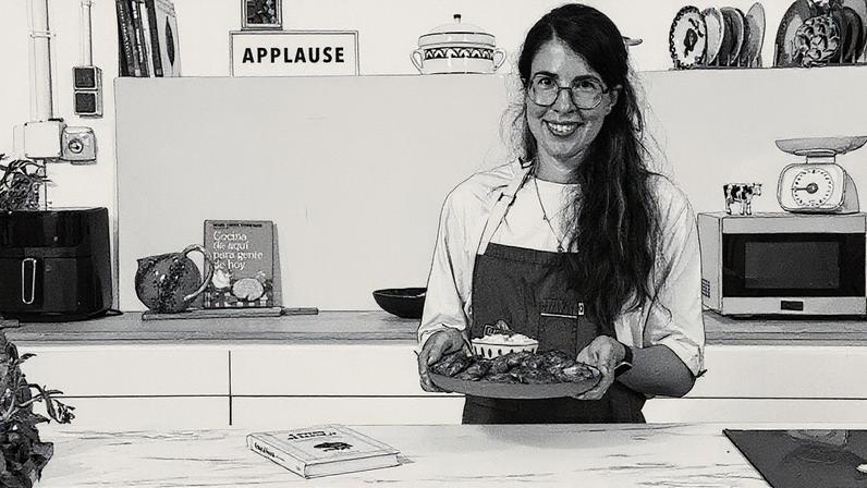 Myrto Kalle apresenta suas 'kolokyzokeftedes' em um vídeo (Foto: Reprodução)