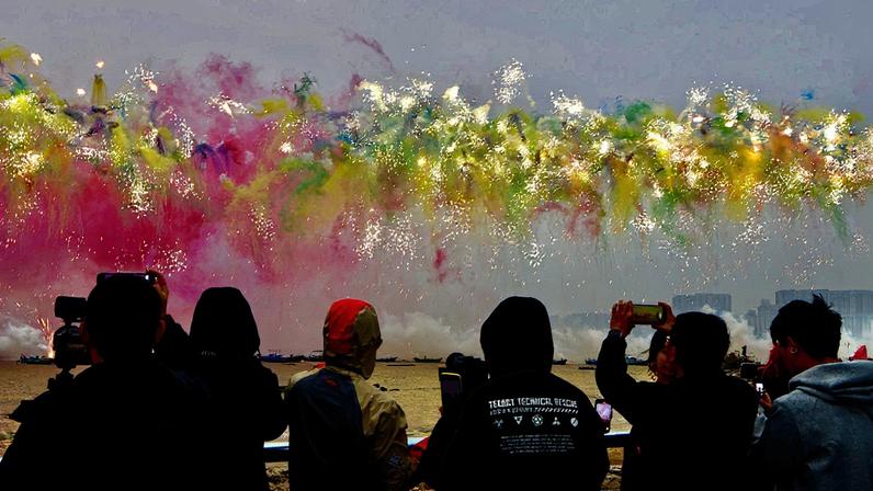 Show pirotécnico sobre a Baía de Quanzhou, na China, em 2024 (Foto: Reprodução)