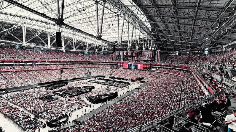 O funeral de Charlie Kirk atraiu um público que ultrapassou 100 mil pessoas no estádio State Farm, em Phoenix (EUA), no domingo (21) - Foto: Repóduo/Instagram/Charlie Kirk