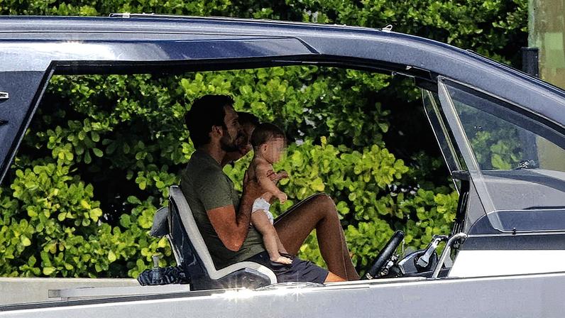 Gisele Bündchen e Joaquim Valente passeiam de lancha com o filho — Foto: The Grosby Group