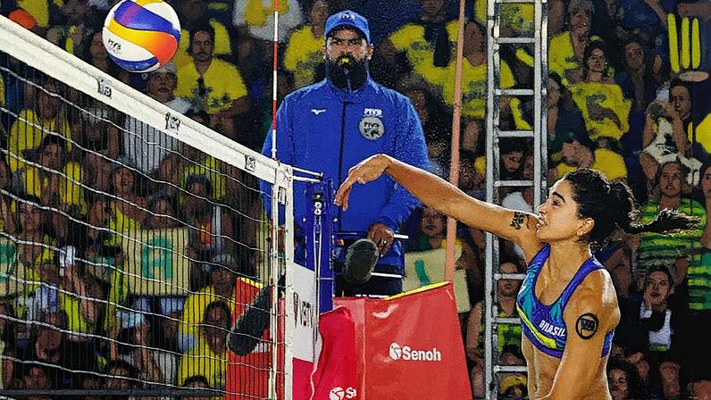 Carol Solberg ataca a bola na vitória na final do Elite 16 em Copacabana (Foto: Divulgação)