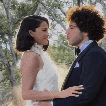 Selena Gomez e Benny Blanco contratam mesmos planejadores de casamento de Justin e Hailey Bieber