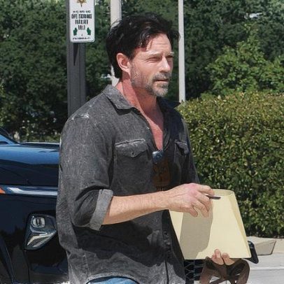 Ex-marido de Denise Richards envolve Charlie Sheen e Brandi Glanville em disputa acirrada