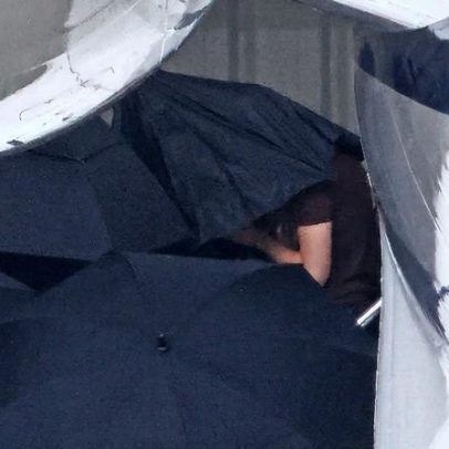 Taylor Swift se esconde sob guarda-chuvas ao chegar na Califórnia para casamento de Selena Gomez