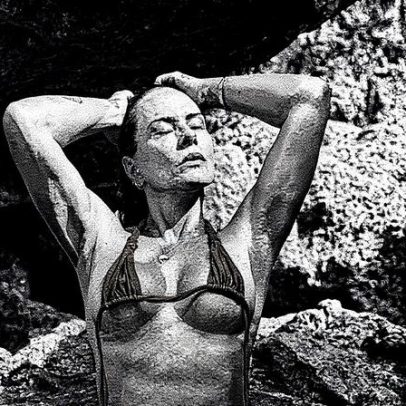 Núbia Oliiver celebra sensualidade aos 51 anos