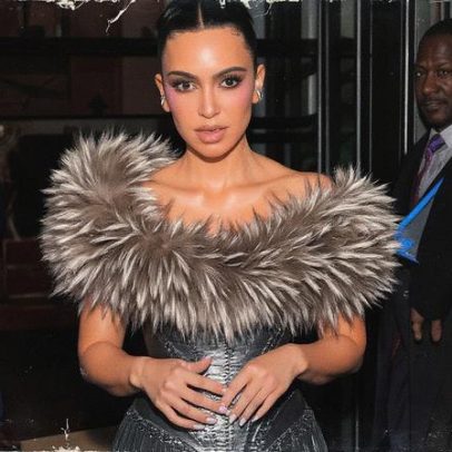Kim Kardashian exibe glamour medieval em corset de pele vintage com franjas que arrastam no chão
