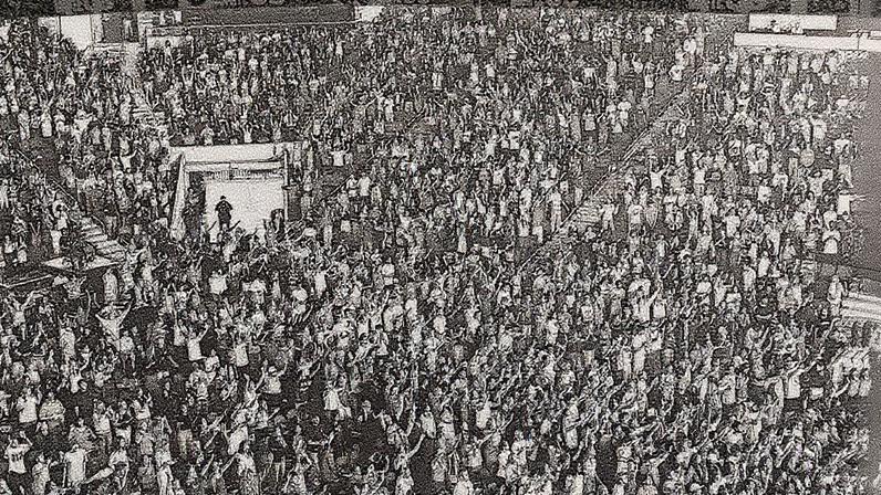 Cerca de 7.000 estudantes lotaram a Global Credit Union Arena para celebrar a fé cristã, ouvir mensagens sobre o Evangelho e experimentar o amor de Deus de maneira profunda - Foto: Reprodução/Instagram UniteUS