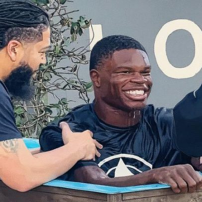 Estrela da NFL recebe batismo em igreja antes de jogo nos EUA