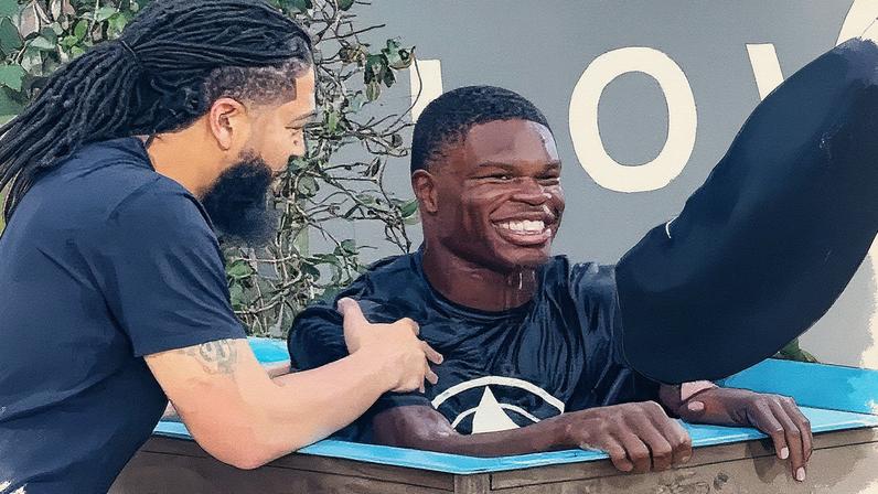 O batismo de Travis Hunter. (Foto: Reprodução/Instagram/John K. Amanchukwu Sr)