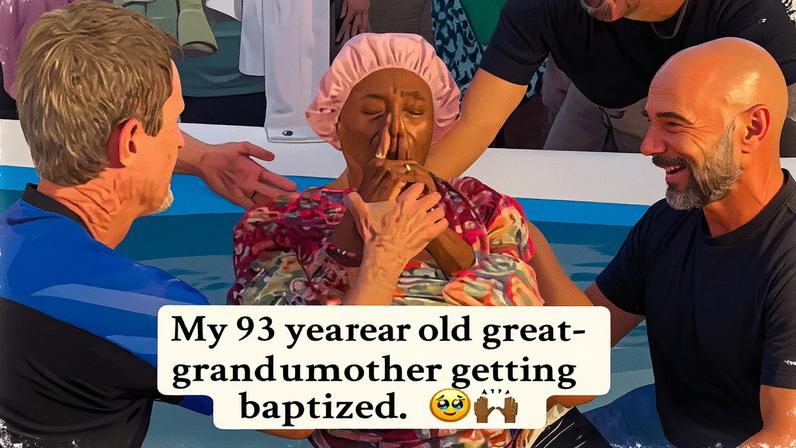 Idosa sendo batizada nas águas. (Captura de tela/Instagram/@empressfleming)