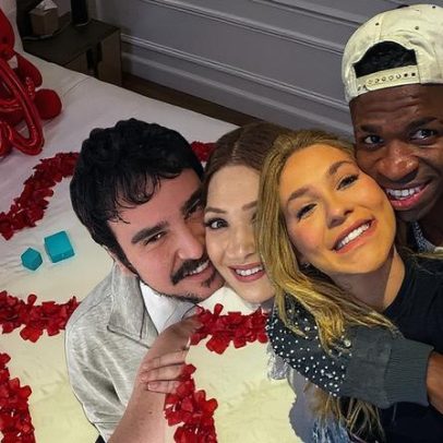 Porchat, João Vicente, Calabresa e outros recriam foto de namoro de Vini Jr. e Virginia