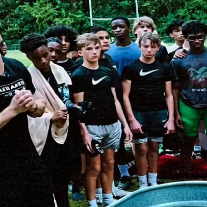 Jogadores de futebol americano são batizados após treino nos EUA