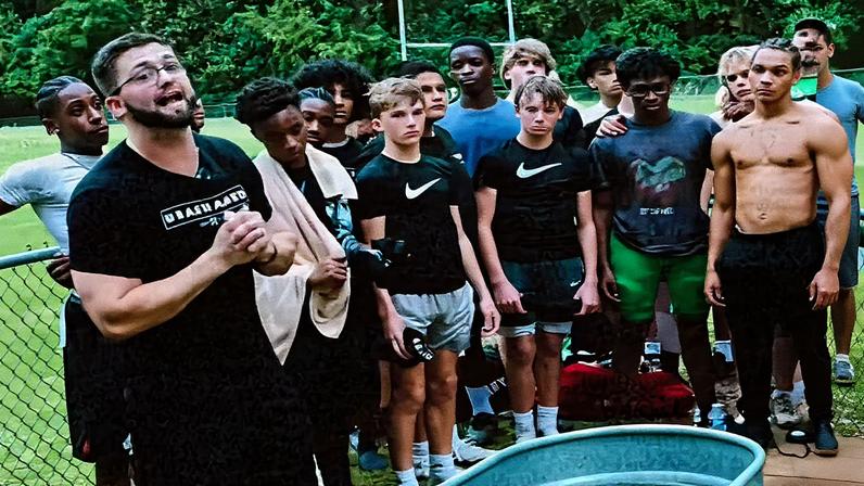 O pastor Mark batizando os atletas. (Foto: Reprodução/Instagram/Mark Page)