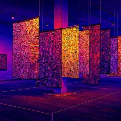 Exposição de Emily Kam Kngwarray na Tate Modern expõe dinâmicas do mercado de arte aborígene