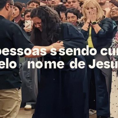 Mulher deixa cadeira de rodas e caminha em conferência, afirmando que Deus ainda cura