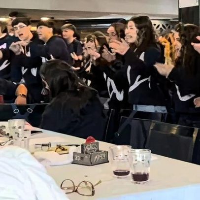 Coral de estudantes cristãos emociona ao louvar em restaurante