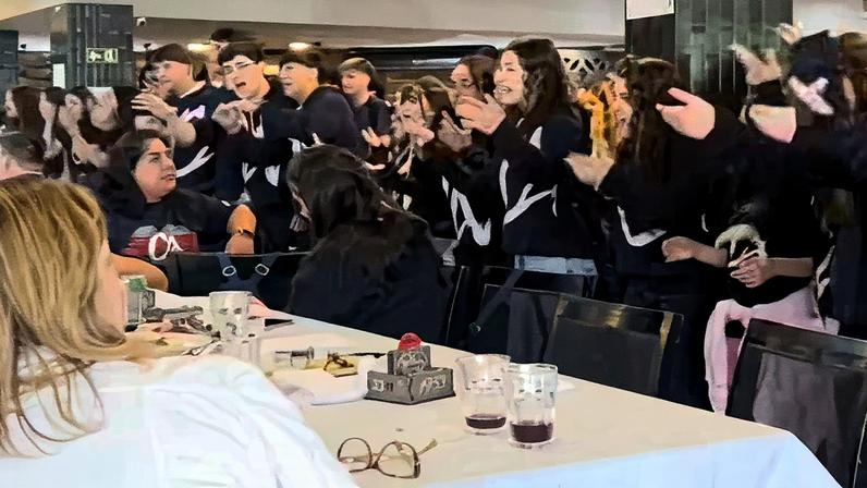 Os jovens cantando no restaurante. (Foto: Reprodução/Instagram/Instituto Adventista Cruzeiro do Sul)