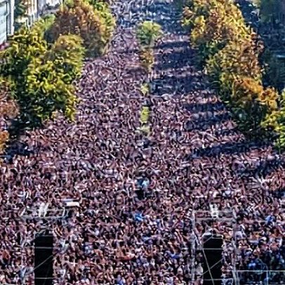 Multidões se reúnem no primeiro aniversário do desastre na estação de trem sérvia