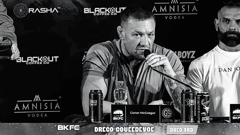 Conor McGregor na coletiva de imprensa. (Foto: Reprodução/YouTube/Bare Knuckle Fighting Championship)