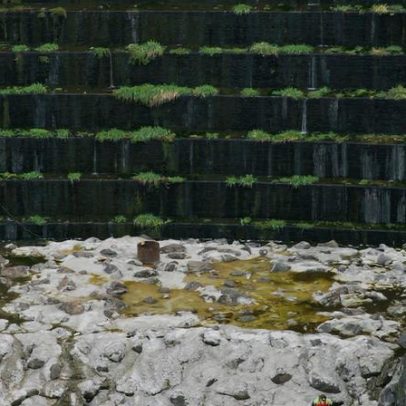 No Barbican de Londres, Lucy Raven registra ruína de barragem na Califórnia