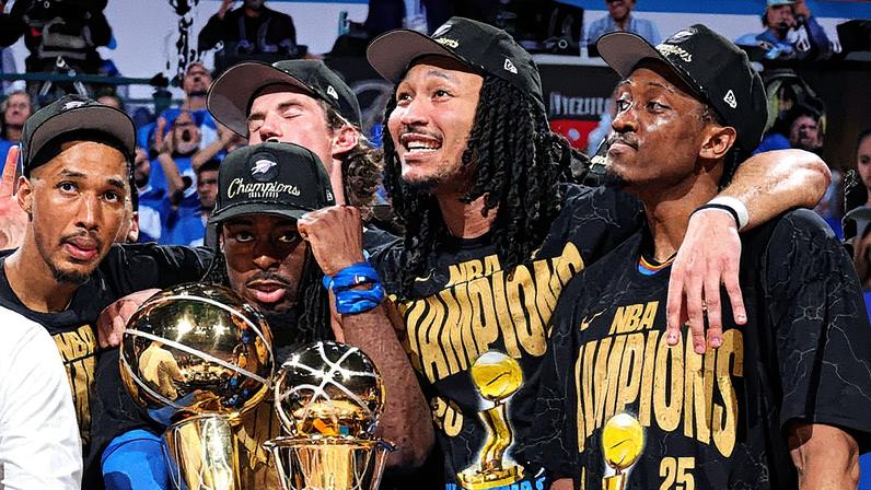 Jogadores do Oklahoma City Thunder levantam o troféu da NBA 24/25 (Foto: Nathaniel S. Butler / AFP)