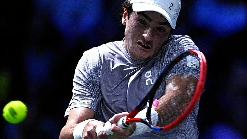 João Fonseca na partida contra o russo Karen Khachanov na segunda rodada de Paris (Foto: JULIEN DE ROSA / AFP)