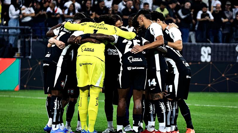 Elenco do Corinthians na Neo Química Arena em 2025 (Foto: Fabio Giannelli/AGIF)