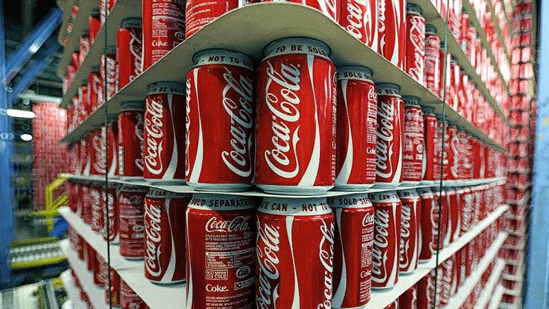 Coca-Cola lança bebida com açúcar de cana dos EUA. Mas falta de insumos ameaça plano | A escassez de insumos e os custos mais altos podem atrasar os planos de ampliação da nova linha nos EUA; estreia do produto ocorre após pressão de Trump (Foto: Chris Ratcliffe/Bloomberg)