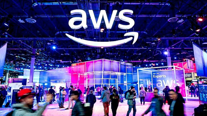 Divisão de nuvem da Amazon cresce 20% em um ano, acima das projeções do mercado | Participantes caminham por um pavilhão de exposição durante uma conferência da AWS em Las Vegas. (Foto: Noah Berger/Getty Images)