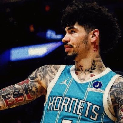 Estrela da liga norte-americana de basquete recebe multa de 200 mil por gesto obsceno a árbitro