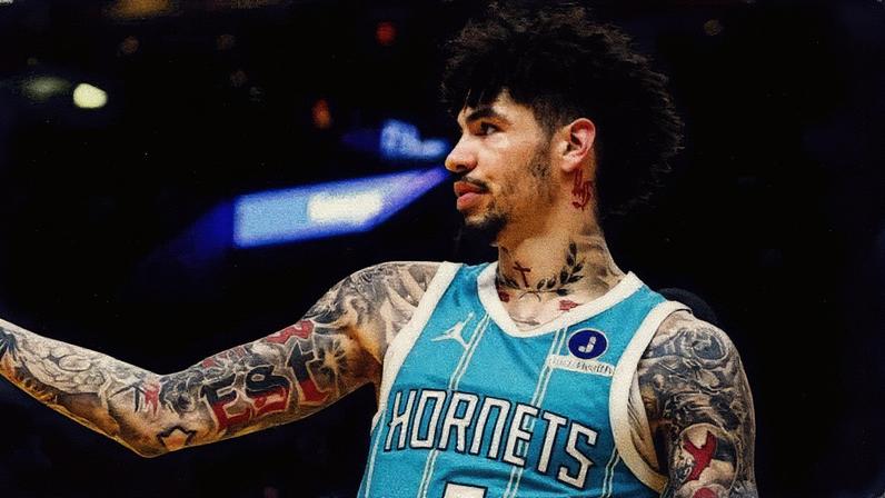 LaMelo Ball foi duramente punido pela NBA após mostrar dedo do meio ao árbitro (Foto: Reprodução / X)