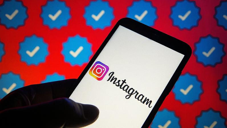 “Contas para Adolescentes” foram lançadas pela Meta no ano passado em resposta aos anos de críticas sobre os impactos da plataforma na saúde mental e bem-estar dos jovens (Illustration by Pavlo Gonchar/SOPA Images/LightRocket /Getty Images)