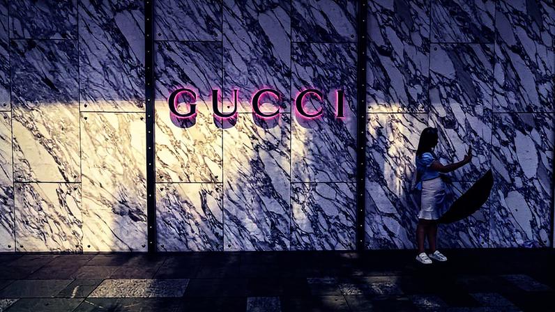 Kering negocia venda de unidade de beleza para a L’Oréal por € 4 bi, dizem fontes | Dona de marcas de moda como Gucci, Bottega Veneta, Saint Laurent e Balenciaga, a Kering criou sua divisão de beleza em 2023. (Foto: Raul Ariano/Bloomberg) (Bloomberg/Raul Ariano)