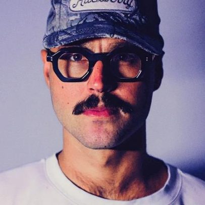 Haffway escreve e canta sobre o estranho e triste no álbum de estreia Wither